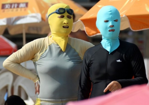 Le face-kini fait fureur sur les plages de Chine